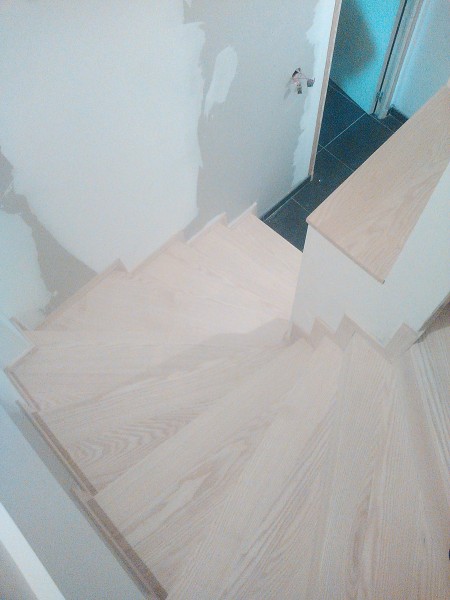 escalier en bois tournant
