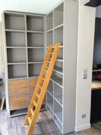 Bibliothèque en MDF peint et façade de tiroir en chêne vernis