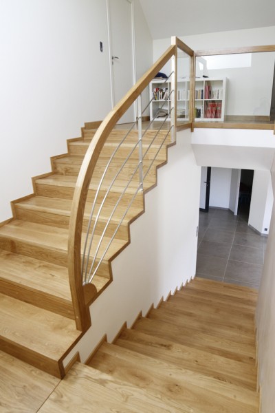 Escalier en chêne traditionnel avec garde corps inoxydable cintré
