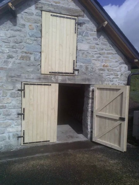 Porte d'un four a pain communal en châtaignier