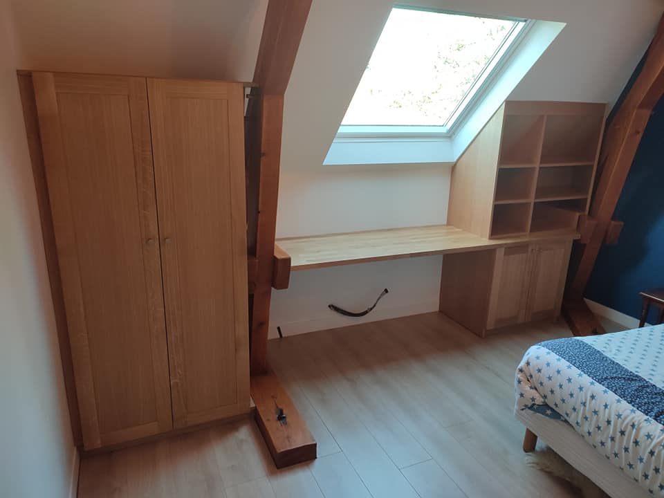 creation de mobilier en bois massif sur mesure pour optimiser les espaces sous-pente en correze