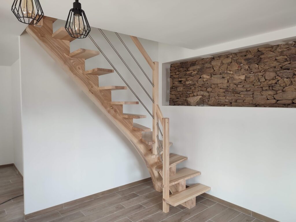 escalier en bois massif avec garde corps de style contemporain à proximité de brive la gaillarde