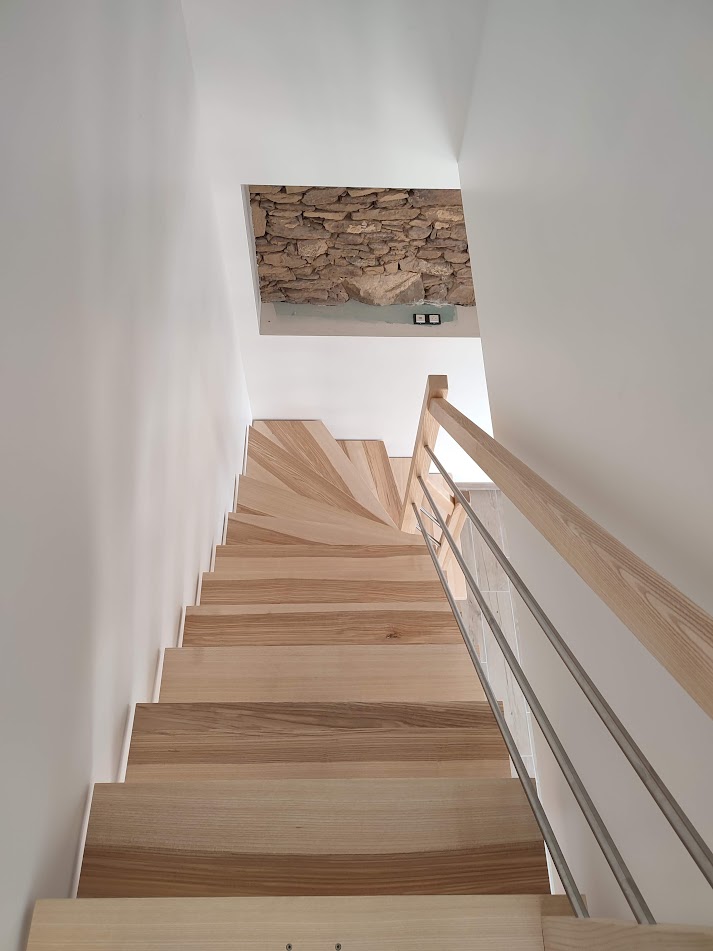 escalier en bois massif avec garde corps de style contemporain en correze