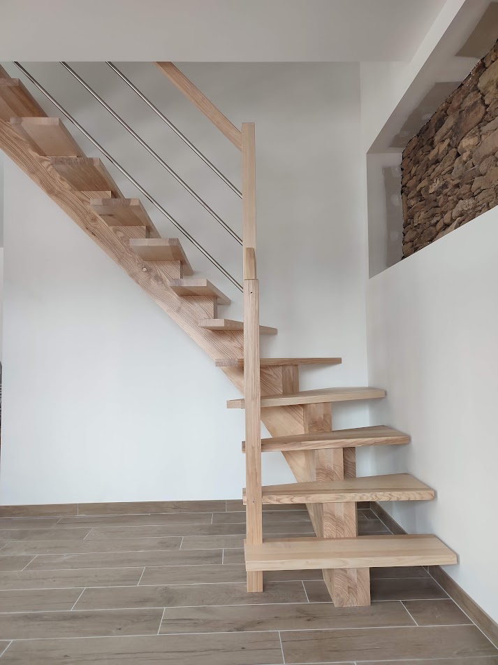 escalier en bois massif avec garde corps de style contemporain à proximité de tulle