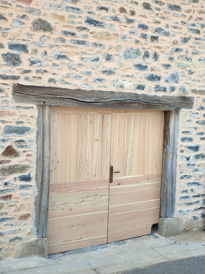 porte de grange à l'ancienne à lames horizontales et verticales à côté de BRIVE