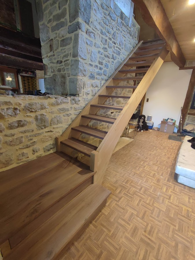 escalier sur-mesure origine correze en chene et noyer avec rangement intégrés aux contremarches