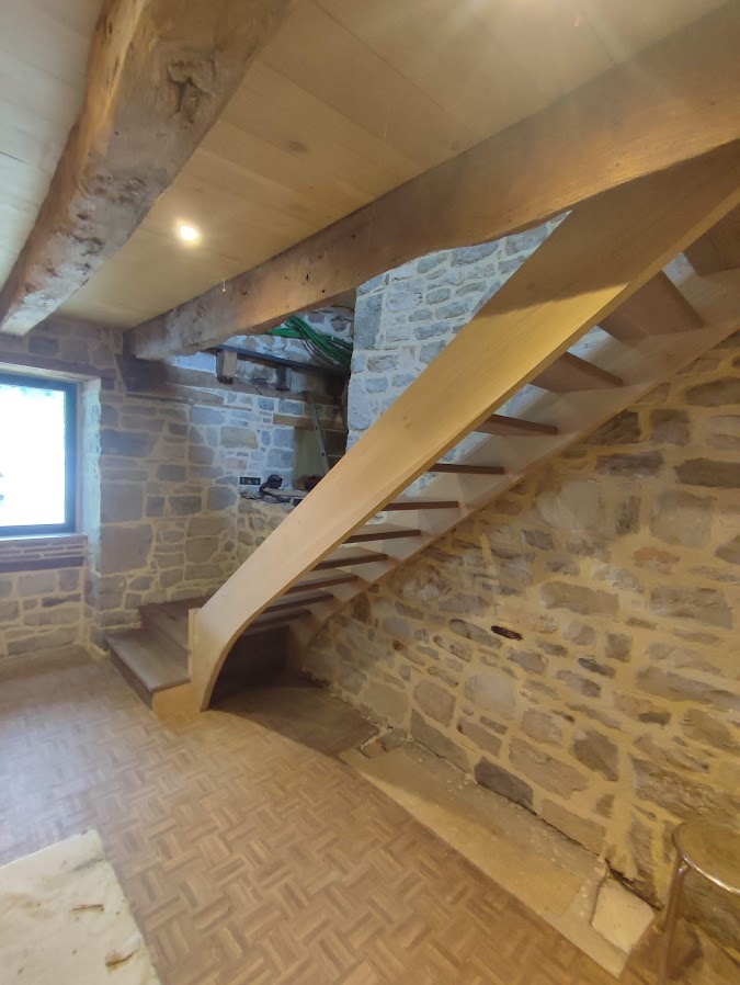 escalier artisanal sur mesure en chene et noyer à proximité de brive la gaillarde 19