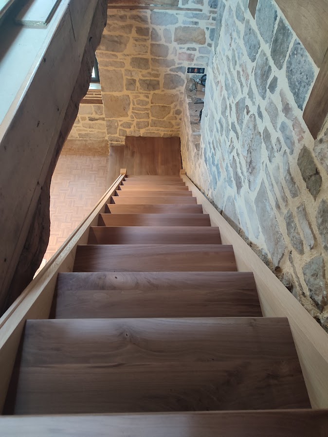 escalier sur mesure avec tiroirs dans les 2 premières contremarches limon en Chêne et marches en Noyer américain en correze