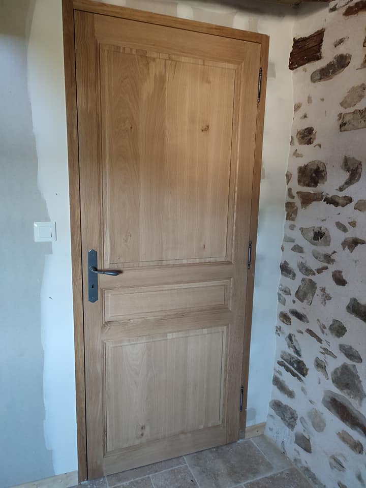 fabrication de porte interieure sur mesure en bois massif panneau platebande entre TULLE et BRIVE 19