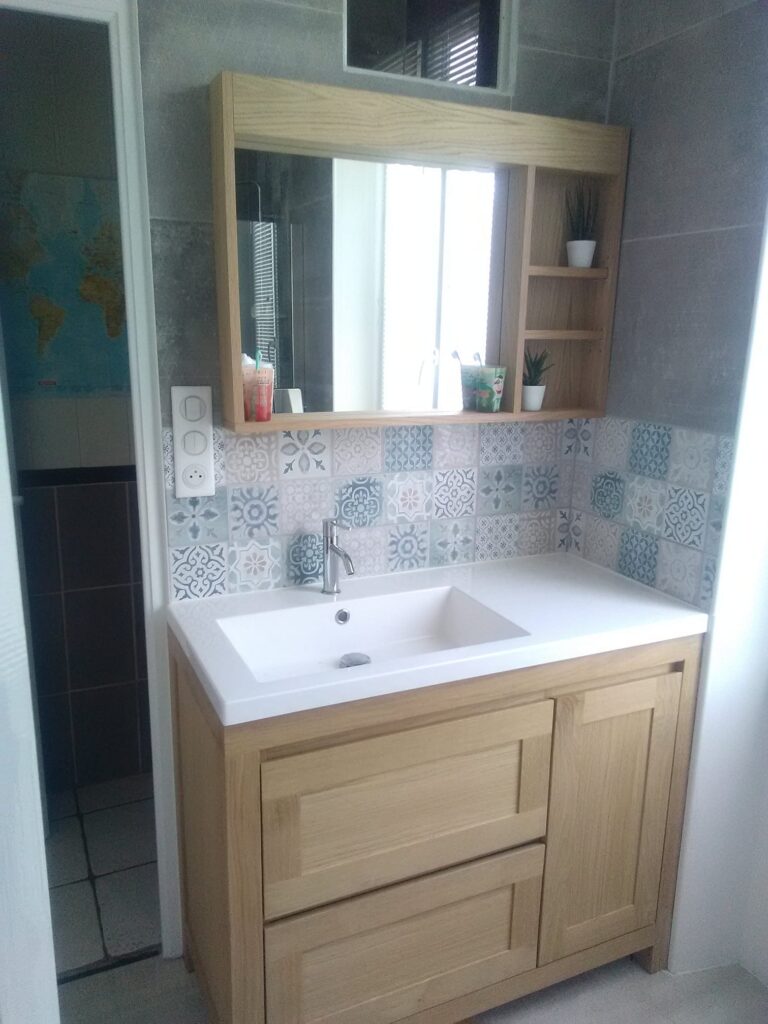 fabrication et pose de meuble de salle de bain, meuble vasque sur mesure en bois massif chene avec placard sur-mesure miroir