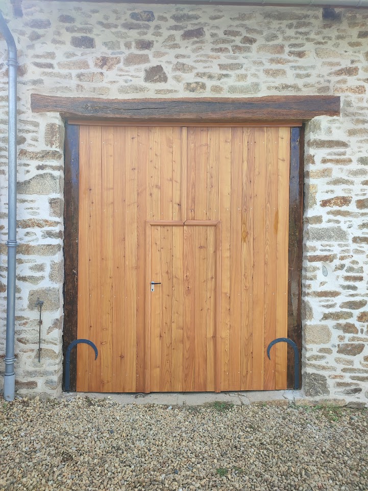 porte de grange avec portillon intégré en correze