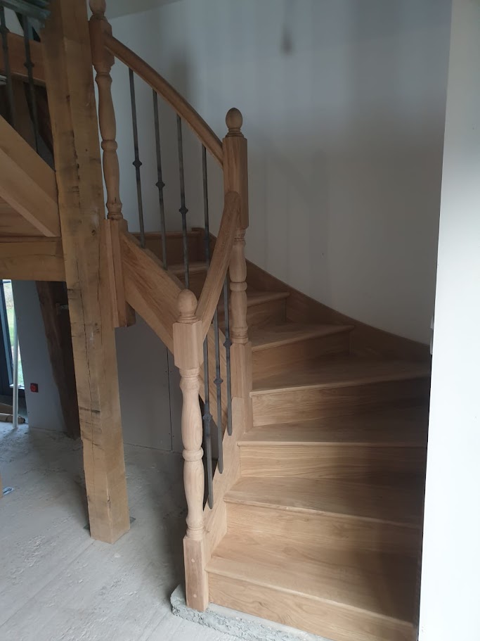 Escalier en bois massif chêne en Corrèze
