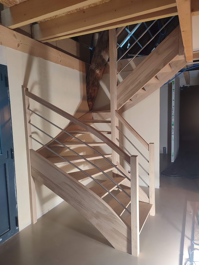 Escalier 2/4 tournant en chêne en Corrèze