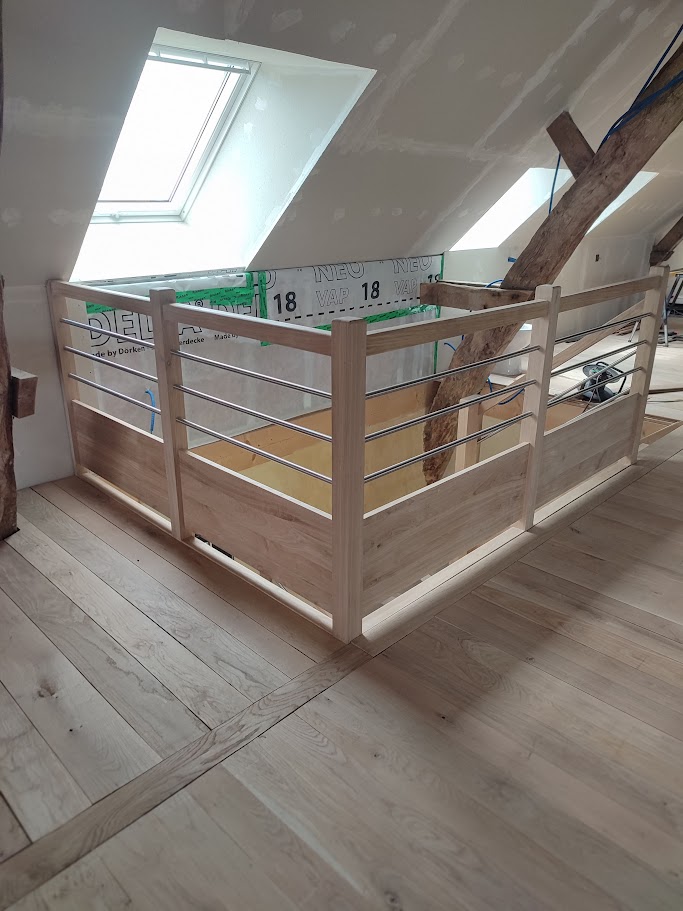 Escalier 2/4 tournant avec son garde-corps en chêne en Corrèze